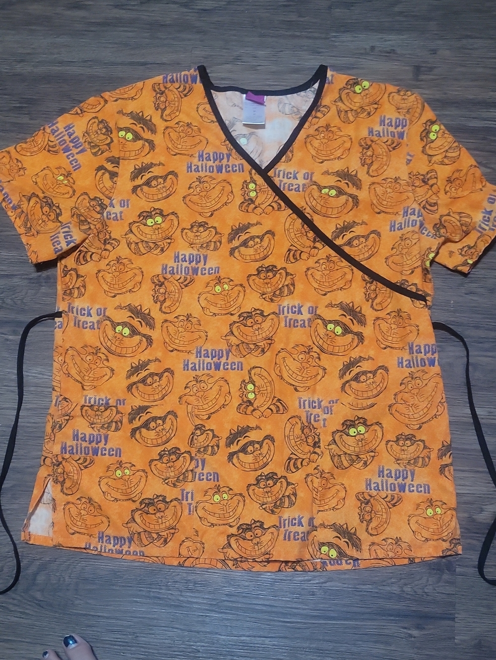 Disney Halloween Pumpkin Scrub Top - Orange and Black